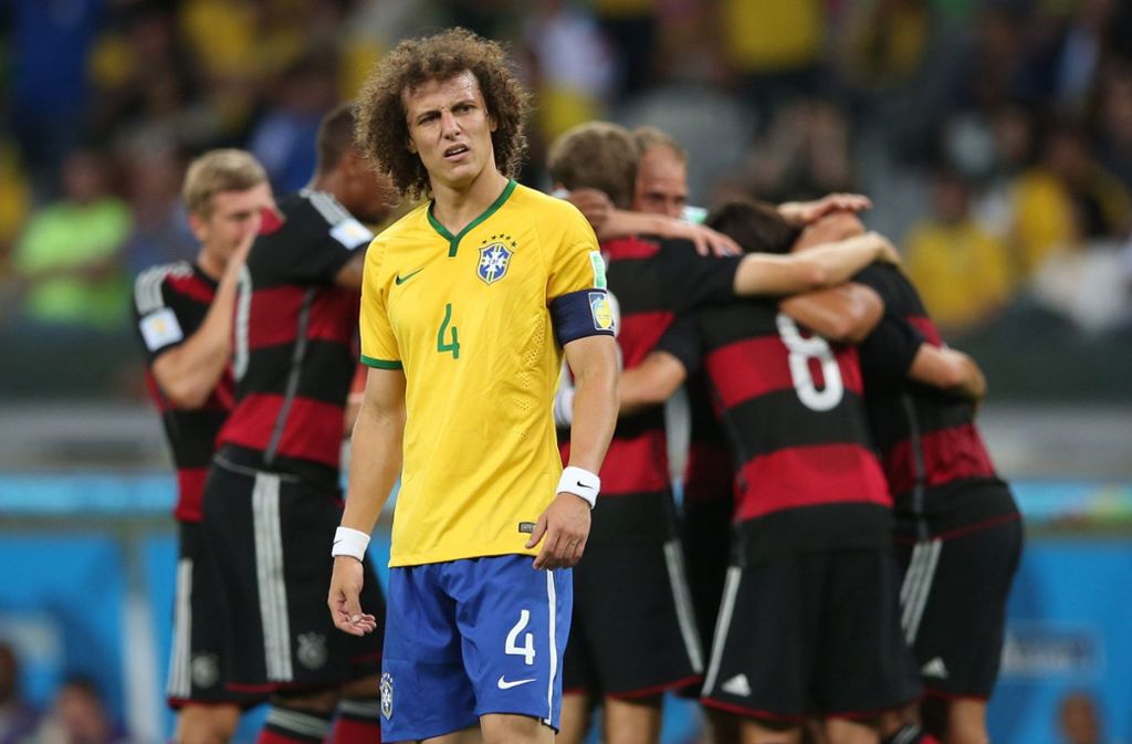 Die deutsche Torparade wird zu Brasiliens bitterster Stunde: Mit einem denkwürdigen 7:1 über Brasilien zieht die deutsche Nationalmannschaft zum achten Mal in ein WM-Finale ein. „7 zu 1“ geht in die brasilianische Alltagssprache ein – als Bezeichnung für einen gewaltigen Griff ins Klo.