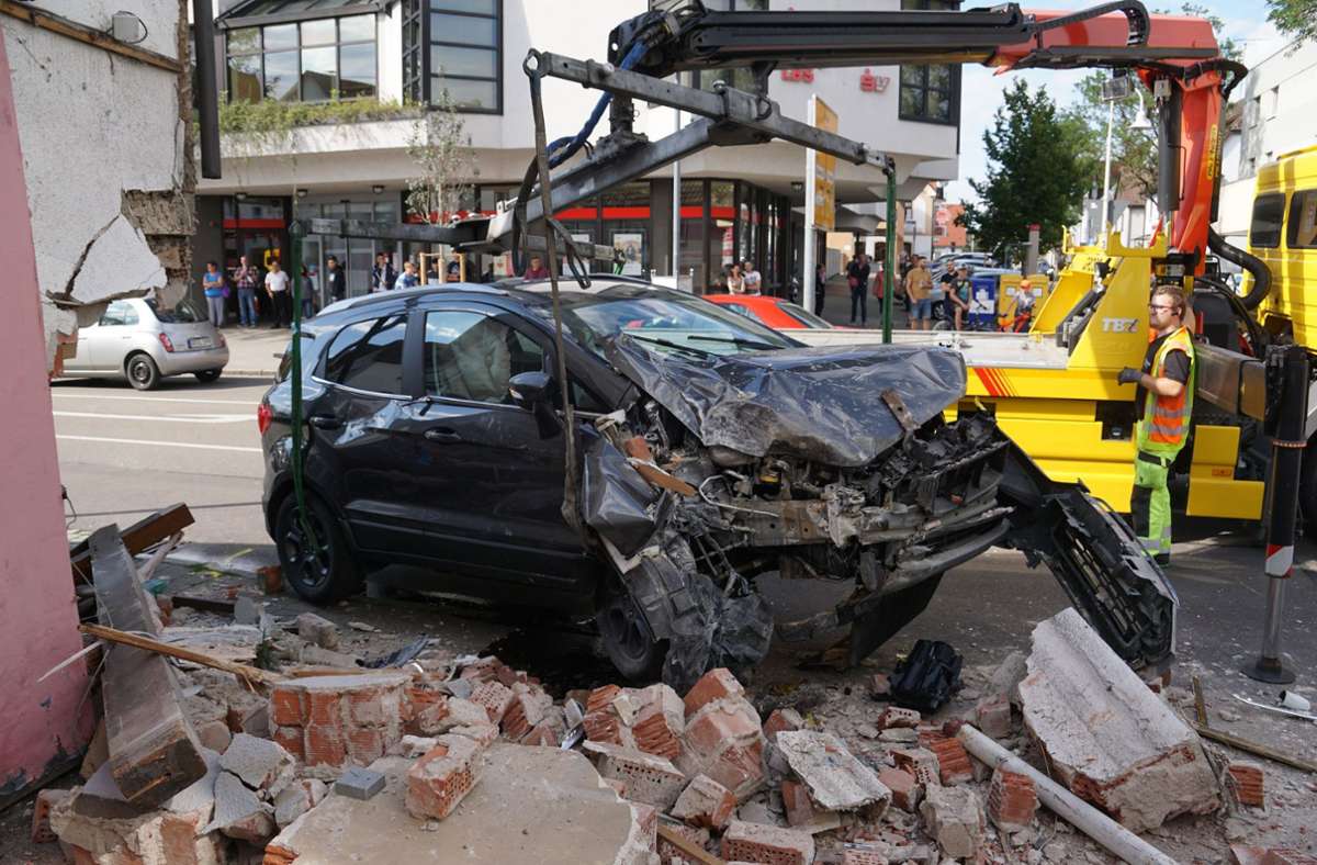 In Eislingen ist ein 31-Jähriger mit seinem Wagen gegen eine Hauswand gedonnert. Foto: SDMG/SDMG / Woelfl