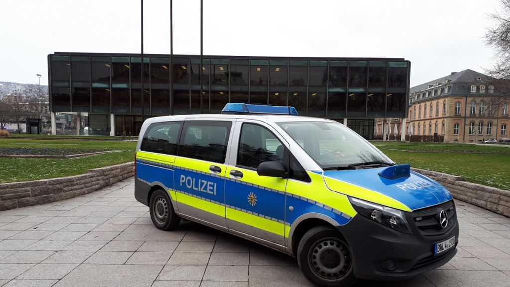  In Stuttgart ist es vor dem Beginn des NSU-Ausschusses zu einer Bedrohungslage gekommen. Die Polizei ist rund um den Landtag im Einsatz. 