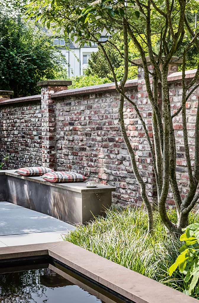 Gestaltet hat den siegreichen Garten Gartenplus – die Gartenarchitekten. Hier im Bild ein Sitzplatz am mehrstämmigen Apfeldorn, im Rücken die Backsteinmauer.