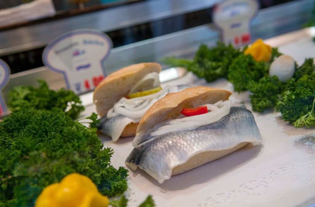 Das klassische Fischbrötchen darf auf dem Hamburger Fischmarkt natürlich nicht fehlen.