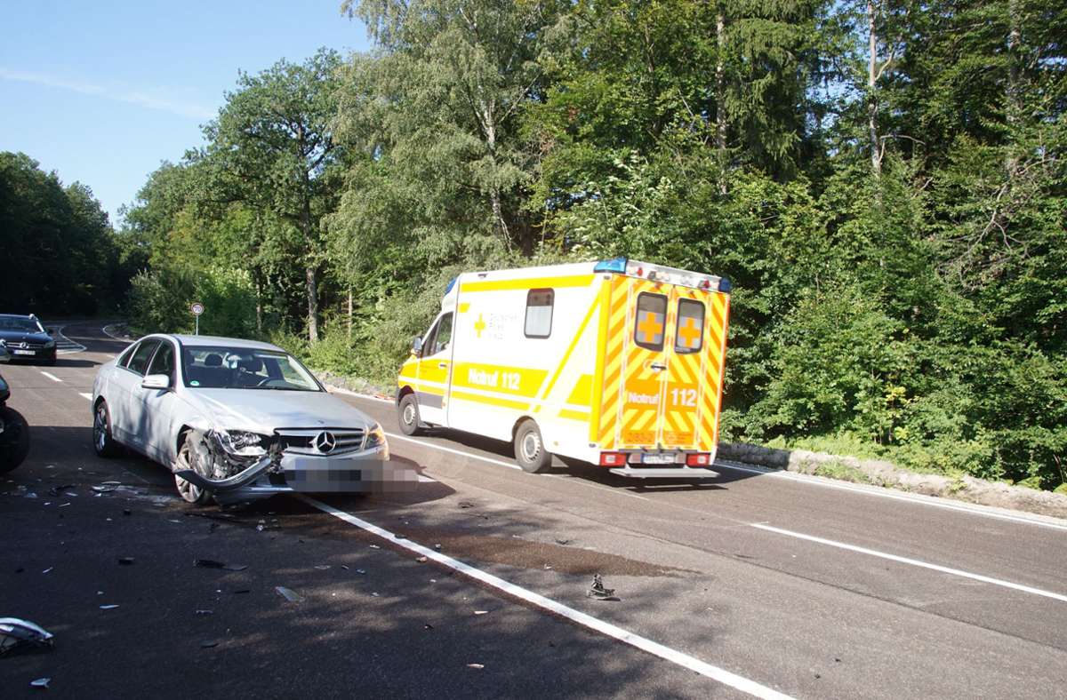 Eine Fahrerin wurde bei dem Unfall verletzt. Ein Rettungswagen brachte sie in ein Krankenhaus.