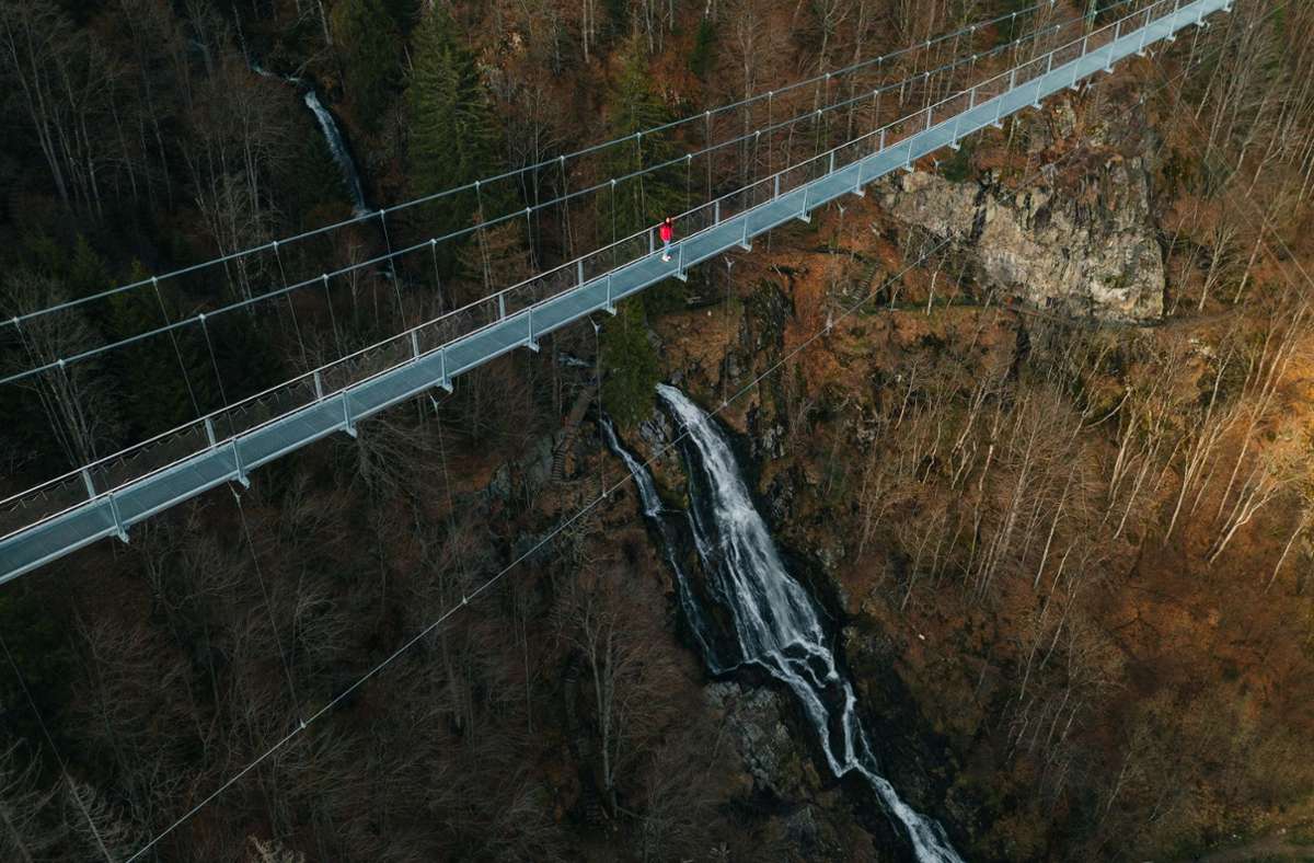 Die neue Hängebrücke führt in 120 Metern Höhe über den Todtnauer Wasserfall. Foto: Blackforestline/Michael Corona