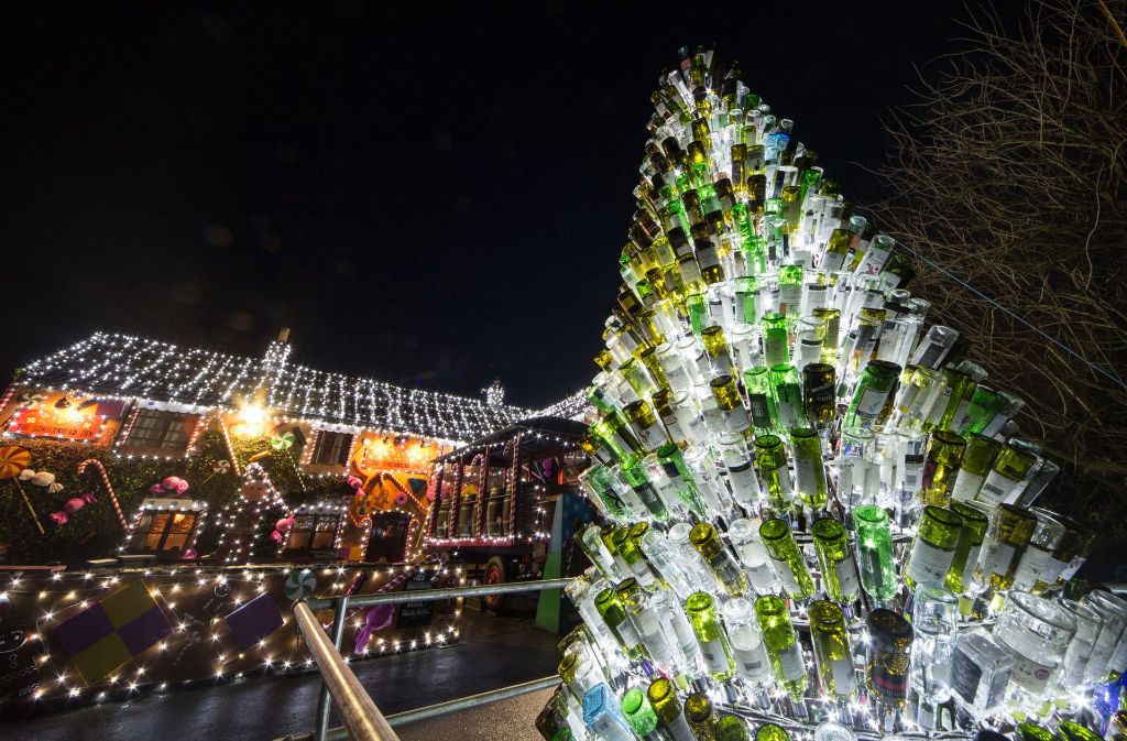 Der große leuchtende Tannenbaum vor dem Hotel wurde aus recycelten Glasflaschen gebaut.