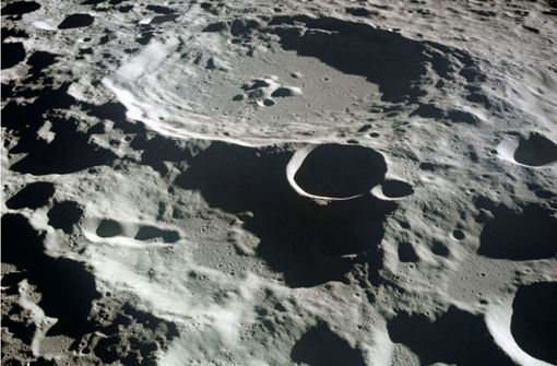 Diese Aufnahme von Apollo 11 vom Juli 1969 – des ersten bemannten Flugs mit Landung auf dem Erdtrabanten – zeigt die von Kratern übersäte Mondoberfläche, die allesamt durch die Einschläge von kleinen Körpern im Sonnensystem herrühren. Foto: Nasa/dpa