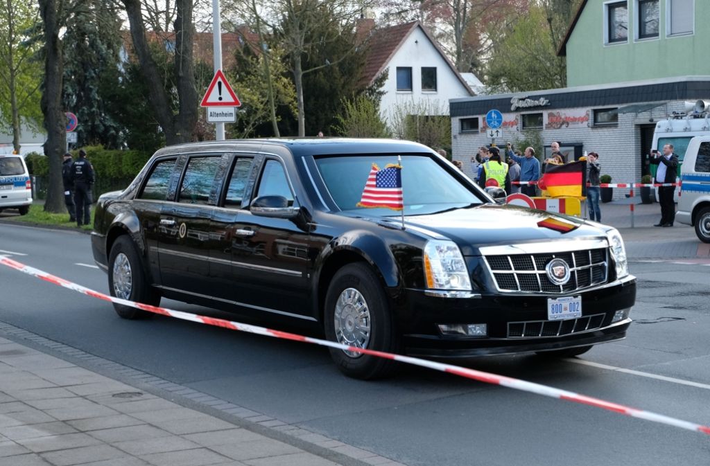 US-Präsident Barack Obama fährt in seiner Staatskarosse Cadillac DTS, auch „The Beast“ genannt, am 25.04.2016 durch Hannover.