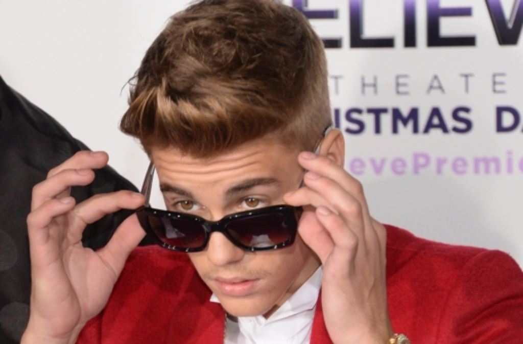 Nein, das ist keine Google-Datenbrille, die Justin Bieber hier trägt. Foto: AFP