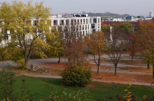 Stuttgarts Stadträte haben nun Geld bewilligt, mit dem unter anderem der Aufbau von Wohncontainern auf diesem Parkplatz am Killesberg bezahlt wird. Foto: Fritzsche