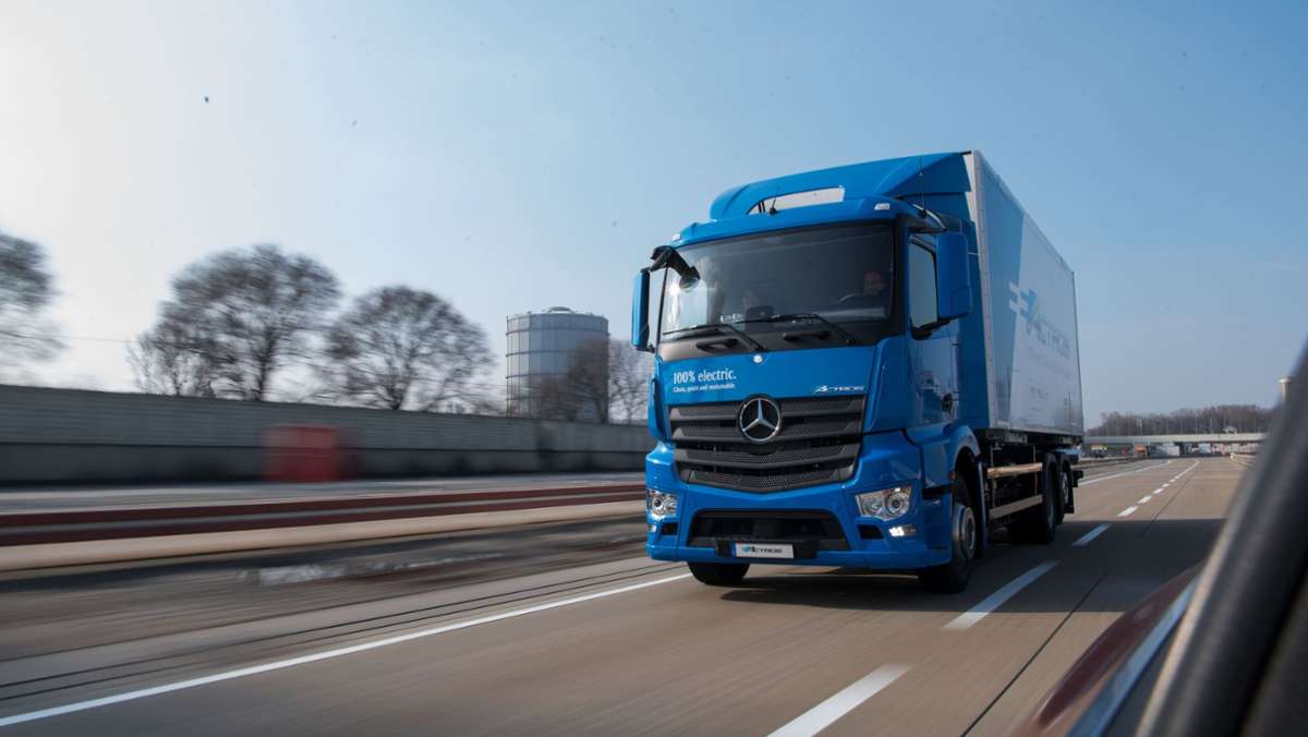  Der eActros werde im zweiten Halbjahr auf den Markt kommen, teilt Lastwagenbauer Daimler Truck mit. Der 25-Tonner soll eine Reichweite deutlich über 200 Kilometer haben. 