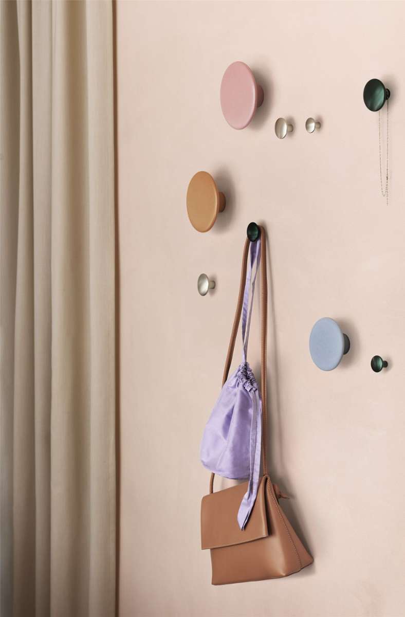Wenn wenig Platz ist, können Taschen und Jacken auch an Knopf-Haken wie den „Dots“ von Muuto an der Wand Platz finden – farblich und nach Größen schick arrangiert.