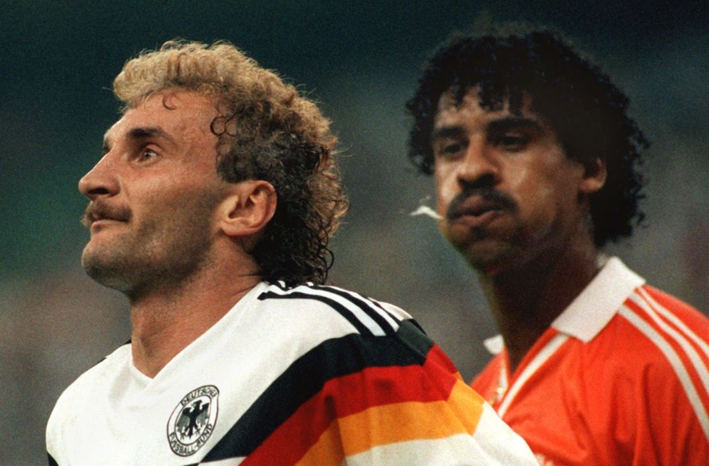 Ihren Höhepunkt hat die deutsch-holländische Rivalität im Achtelfinale 1990: Beim Stand von 0:0 spuckt Frank Rijkaard Rudi Völler in die Locken. Damit nicht genug, deutet der Schiedsrichter die Situation falsch und schickt beide Spieler vom Platz. Längst hat sich Rijkaard bei Tante Käthe entschuldigt, das „Drama Lama“ aber wird jedes Mal bemüht, wenn die „Elftal“ gegen „La Mannschaft“ aufläuft.