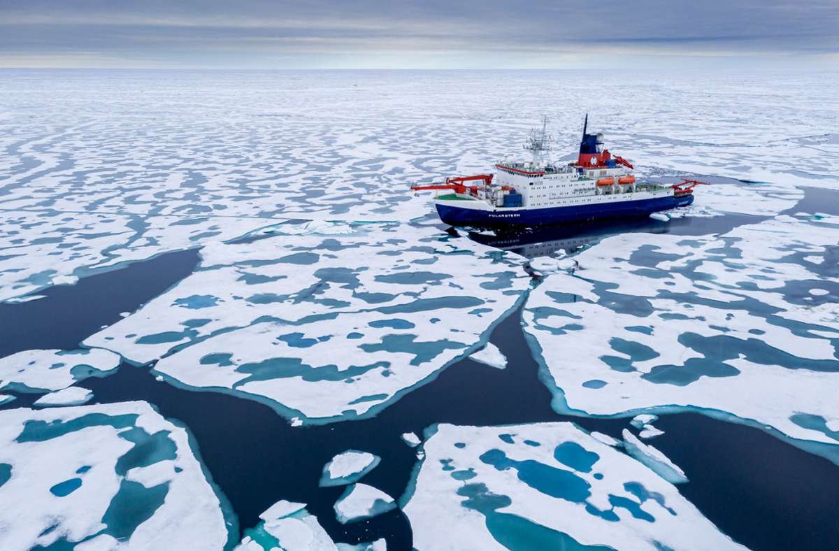 Das Foto des Alfred-Wegener-Instituts zeigt das deutsche Forschungsschiff „Polarstern“, das sich in der Arktis dem Nordpol nähert