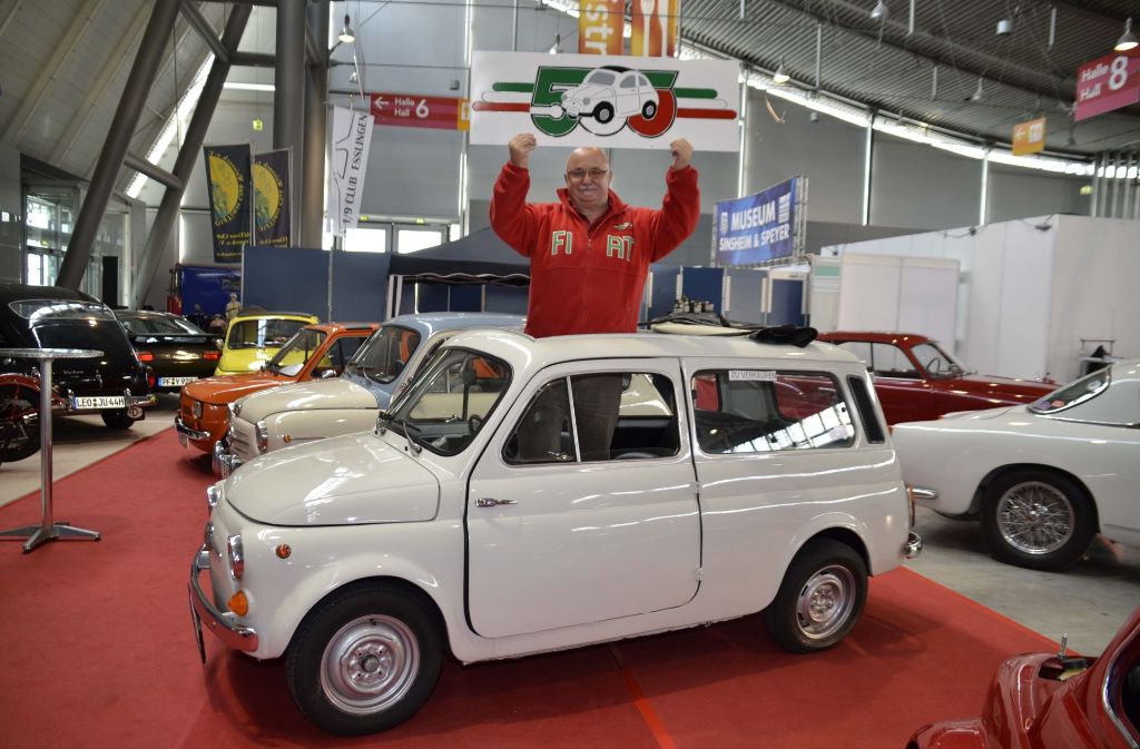 Große Liebe aus Italien: Toni Giuliano steht in einem Fiat 500 Giardiniera Kombi, Baujahr 1974 mit 18 PS. Der Fiat 500 Club aus Fellbach hat gleich 6 Fiat 500 dabei.
