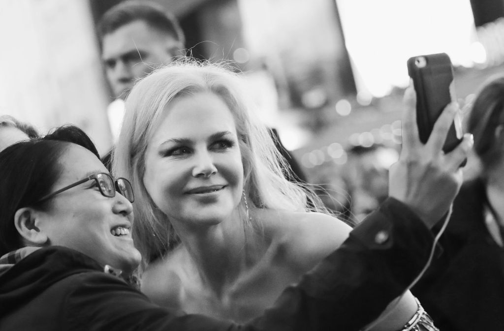 Nicole Kidman macht ein Selfie mit einem Fan.