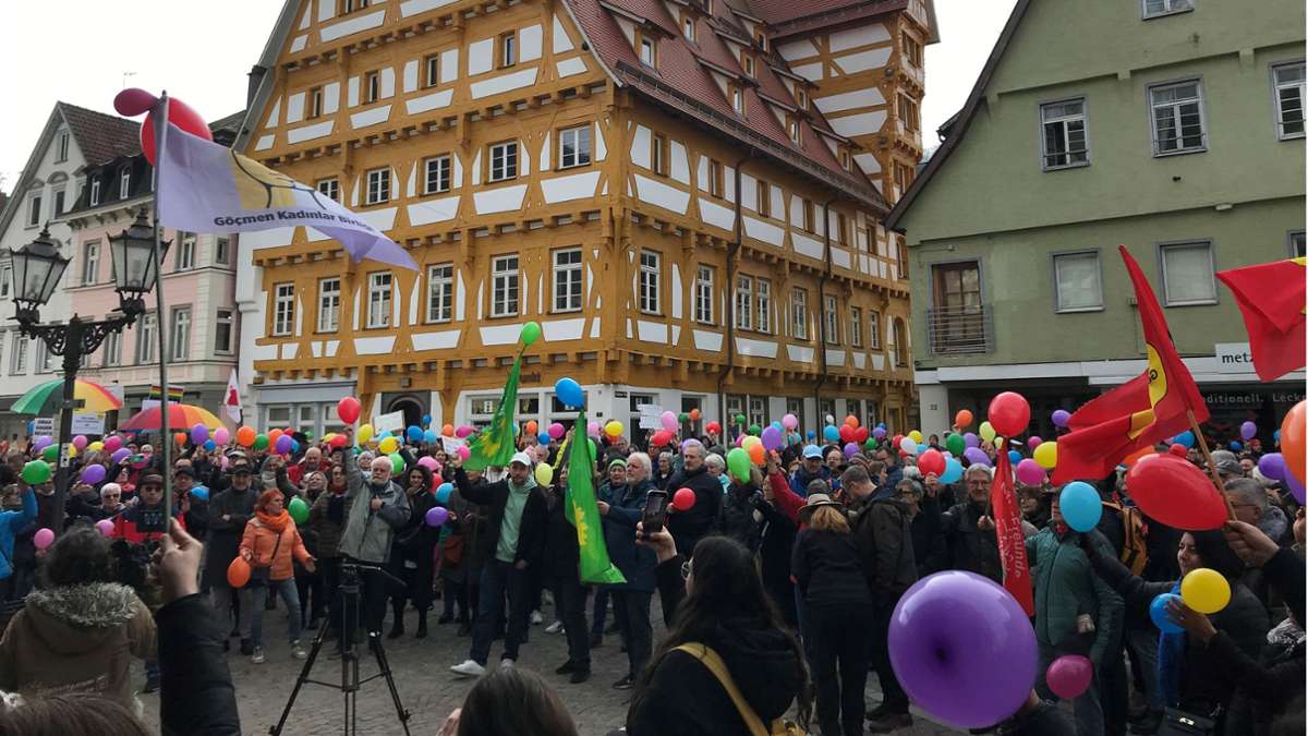 Mahnwache für Demokratie in Geislingen: Bunter Protest gegen Rassismus