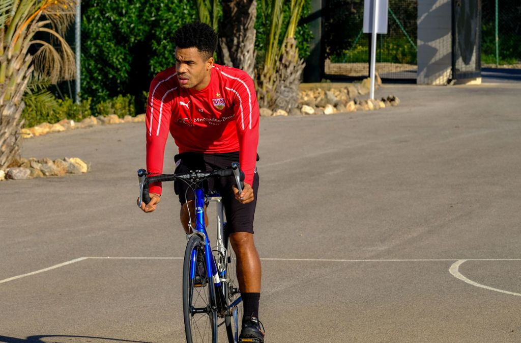 Didavi auf dem Weg zum Training – die VfB-Spieler legen die gut 800 Meter vom Hotel zum Trainingsplatz immer mit Fahrrädern zurück.