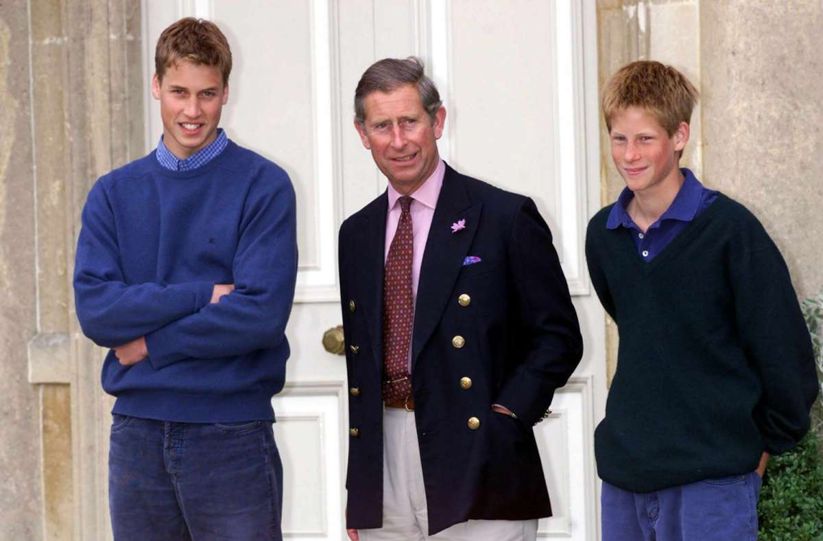 1999: Prinz Charles mit seinen Söhnen bei einem Fototermin auf seinem Landsitz Highgrove.