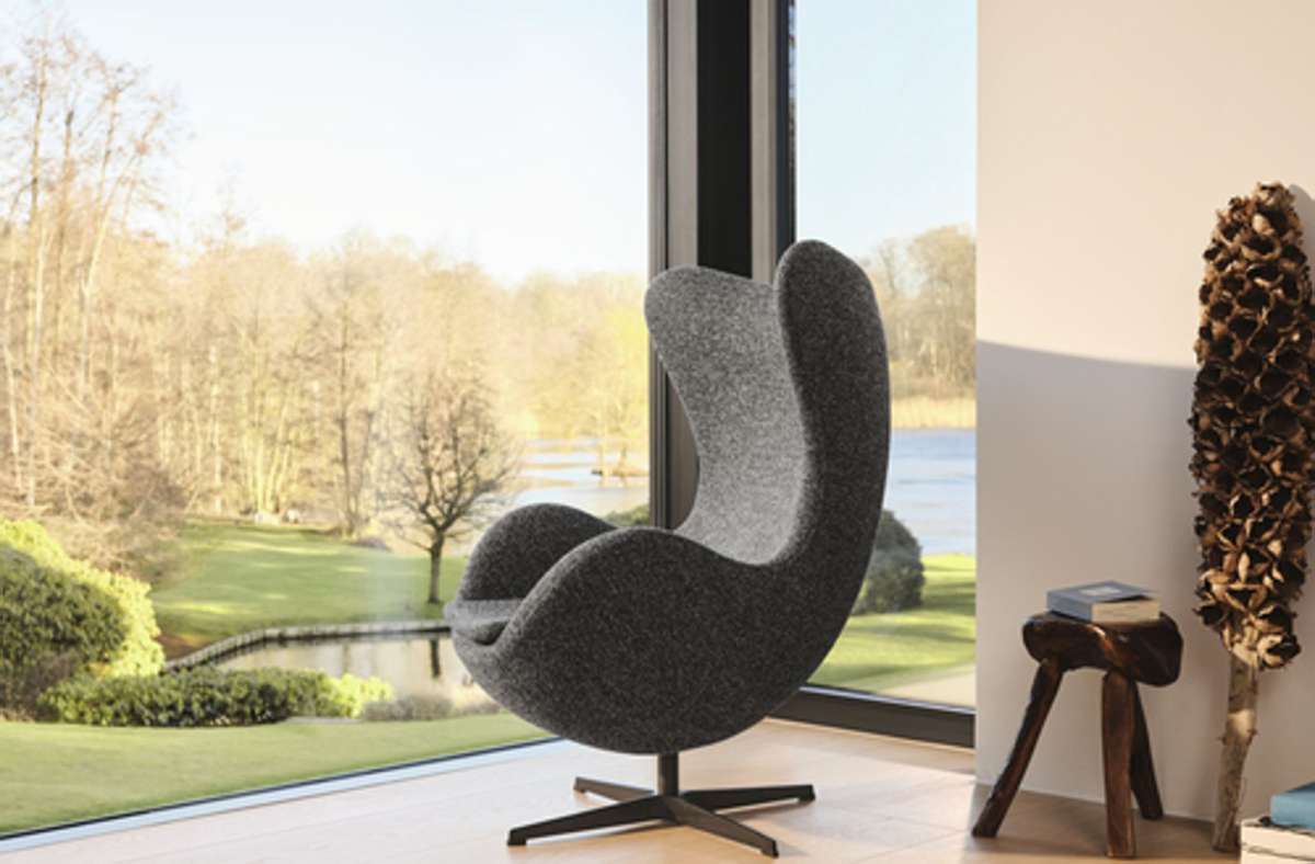 Noch ein Beispiel für dänische Gemütlichkeit: Ohrensessel von Arne Jacobsen. Der Sessel aus den 1950er Jahren ist ein Designklassiker.