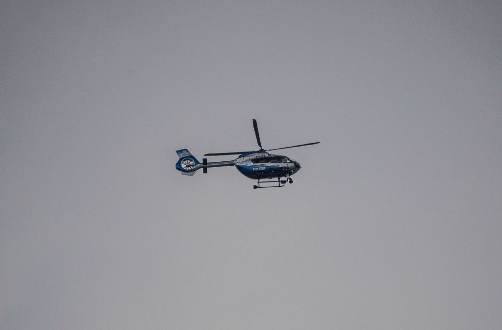 Die Beamten waren mit Heloikoptern und Hundestaffeln im Einsatz.