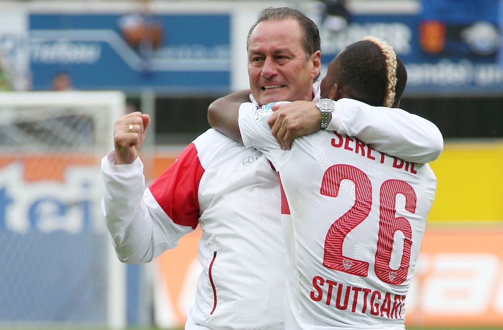 Jubel in Paderborn in der letzten Saison: Trainer Stevens mit Serey Dié.