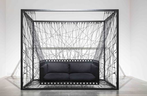 Wie die Spinne im Netz: Alexander Lerviks Sofa „Saltu“ für Adea, ein Sitz, der mit einem 700 Meter langen Seil in einer Stahlkonstruktion festgezurrt ist. Foto: /Hersteller