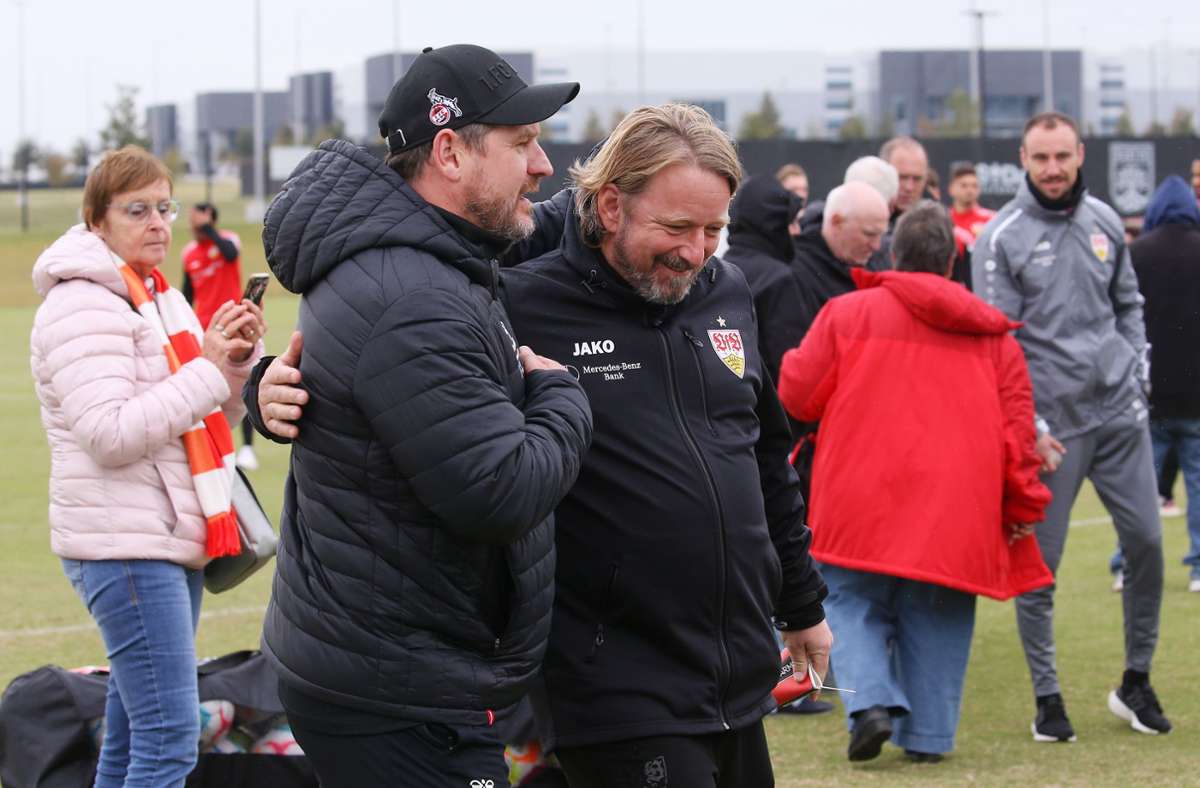 18.11.2022: Auch VfB-Sportdirektor Sven Mislintat tauschte sich mit Steffen Baumgart aus.