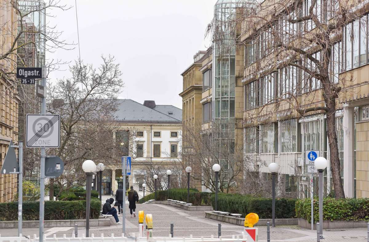 Die Uhlandstraße – diesmal in Blickrichtung Wilhelmspalais (hinten), neuerdings Stadtpalais genannt.