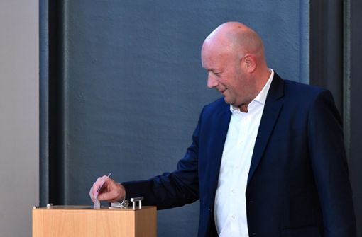 Thomas Kemmerich (im Bild) setzt sich bei der Wahl zum Thüringer Ministerpräsidenten gegen Bodo Ramelow durch. Foto: dpa/Martin Schutt