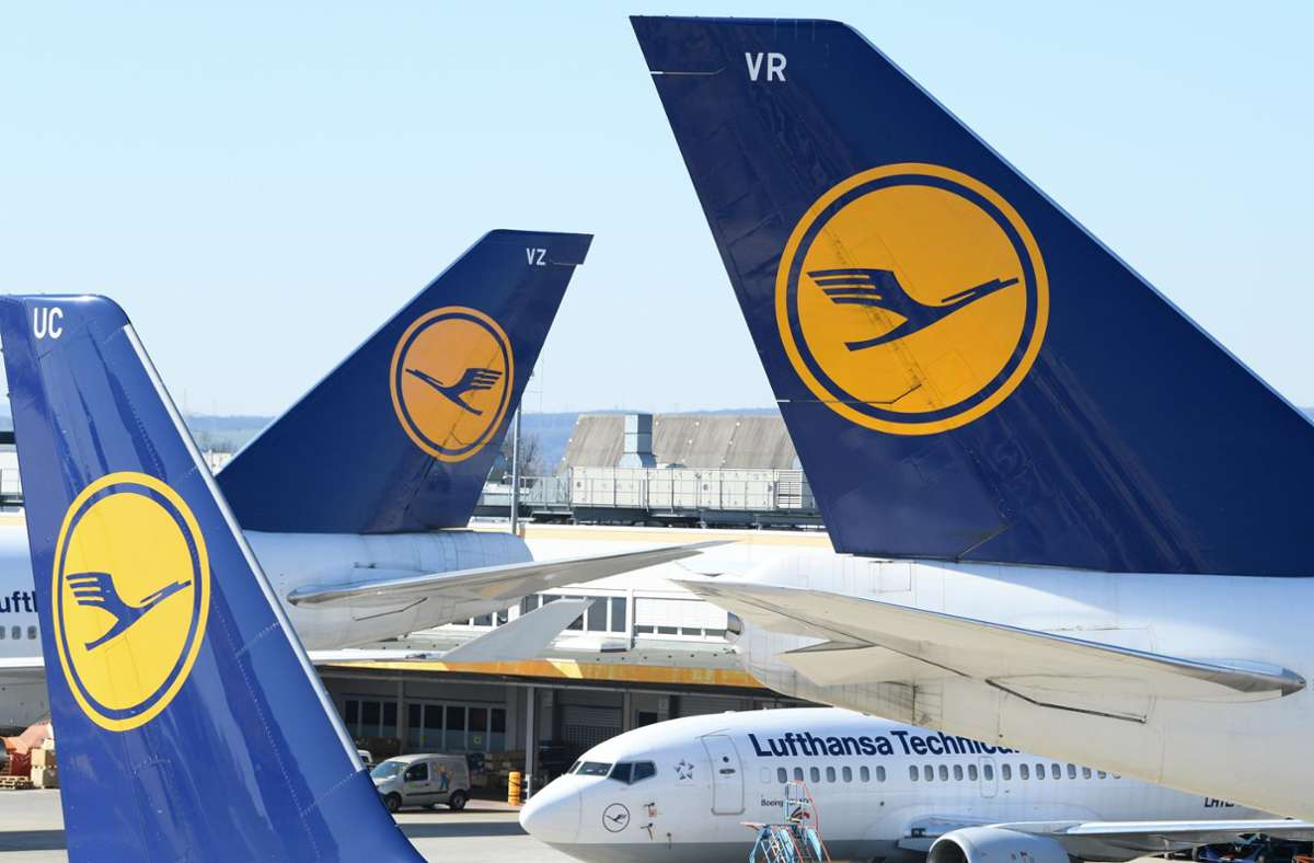 Wegen stornierten Flügen in der Corona-Krise warten zahlreiche Lufthansa-Kunden noch auf die Erstattung ihrer Tickets. Foto: dpa/Arne Dedert