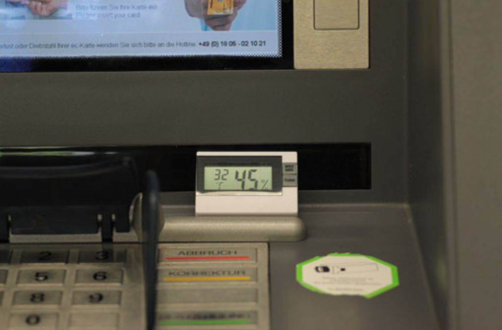 Wenigstens der Geldautomat funktioniert bei 32 Grad ohne Probleme.