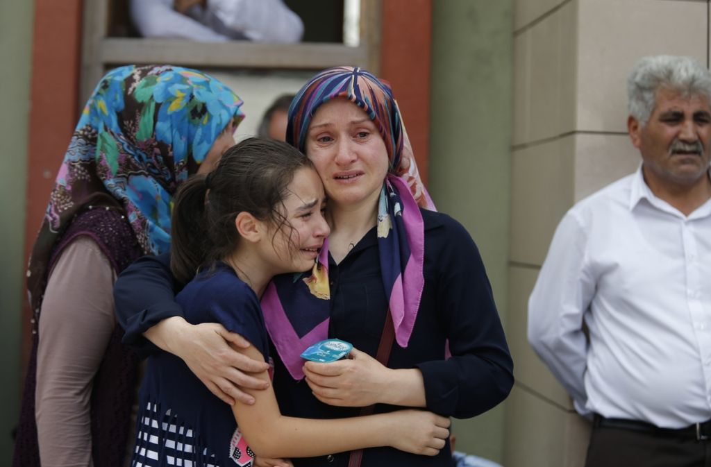 Trauer bei den Angehörigen der Opfer des Anschlags in Istanbul. Erste Hinweise deuten auf den Islamischen Staat als Drahtzieher des Terroranschlags hin.