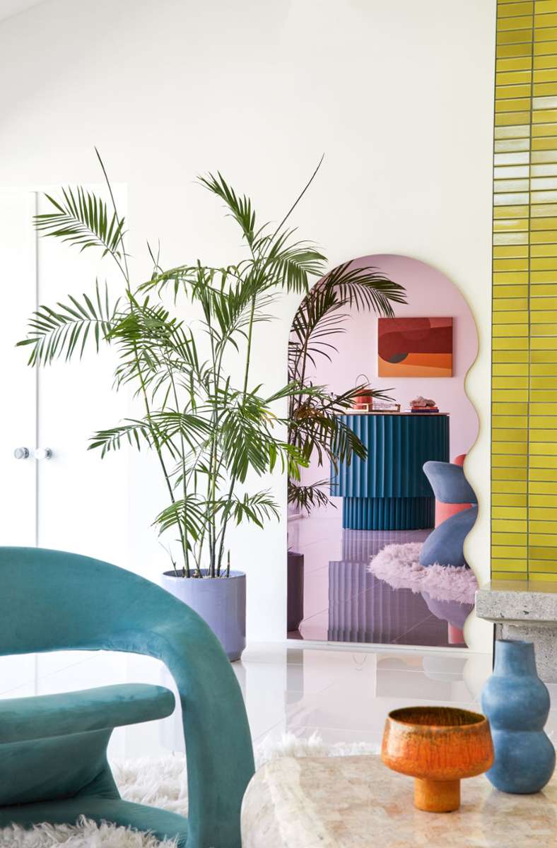 Kräftige Farben an den Wänden, bei Accessoires und Möbeln: Blick in ein heiteres Traumhaus in Kalifornien mit Anspielungen an Design aus den 1950er Jahren und . . .