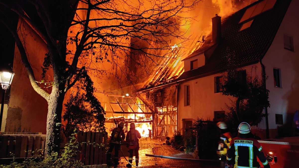 Feuerwehreinsatz in Weil der Stadt: Großbrand im Merklinger Ortskern hält Einsatzkräfte in Atem