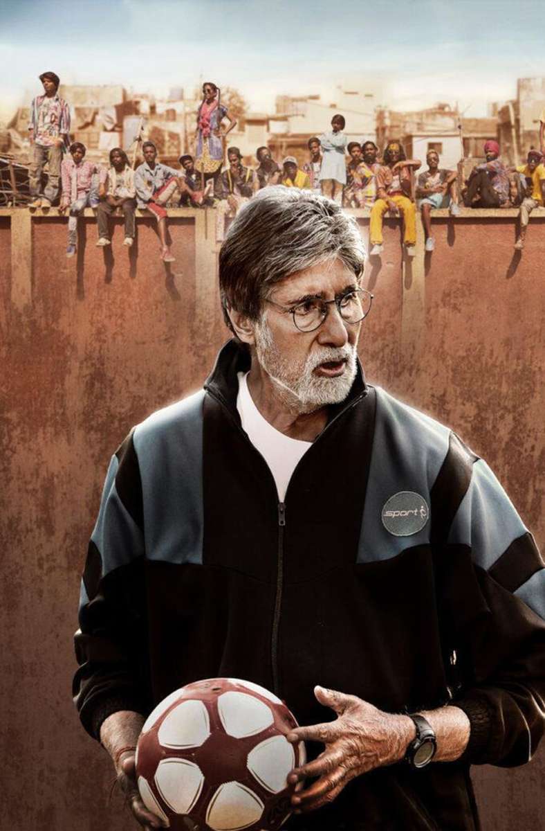 „Jhund“: Amitab Bachchan spielt einen Fußballtrainer, der delinquente Kids aus den Slums für den Sport zu gewinnen versucht.