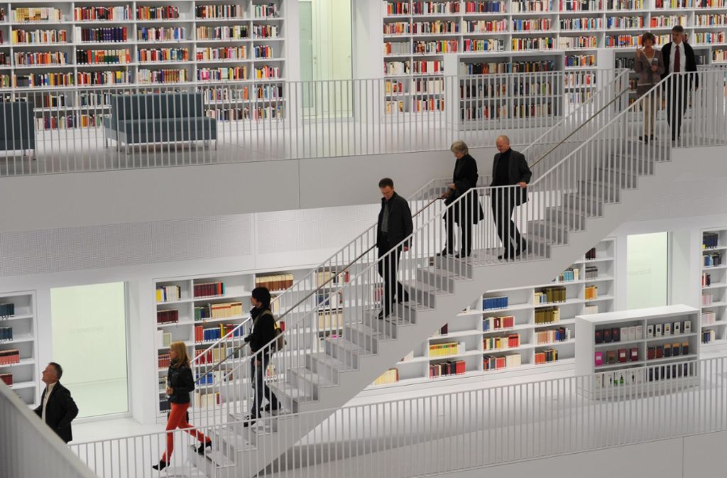Die Stuttgarter Bibliothek am Mailänder Platz zählt zu den schönsten der Welt. Ein Besuch ist fast schon Pflicht!