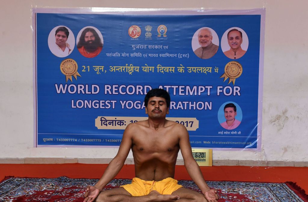 Tief einatmen, gleich geht’s los: Mahesh Yogiji während seines Yogamarathons.