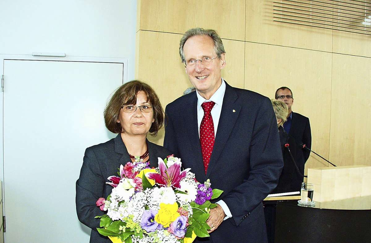 OB Wolfgang Schuster gratuliert Beate Dietrich 2007 zur Wahl als Bezirksvorsteherin.