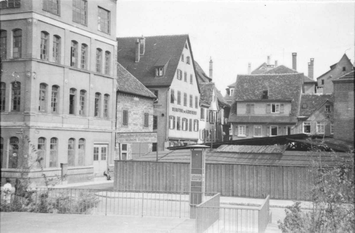 Auch dieses Bild zeigt einen typischen Bunkerabgang samt Belüftungsschacht. Hier ist der Mühlgrün-Bunker in Bad Cannstatt zu sehen – ungefähr da, wo sich heute der Biergarten befindet.
