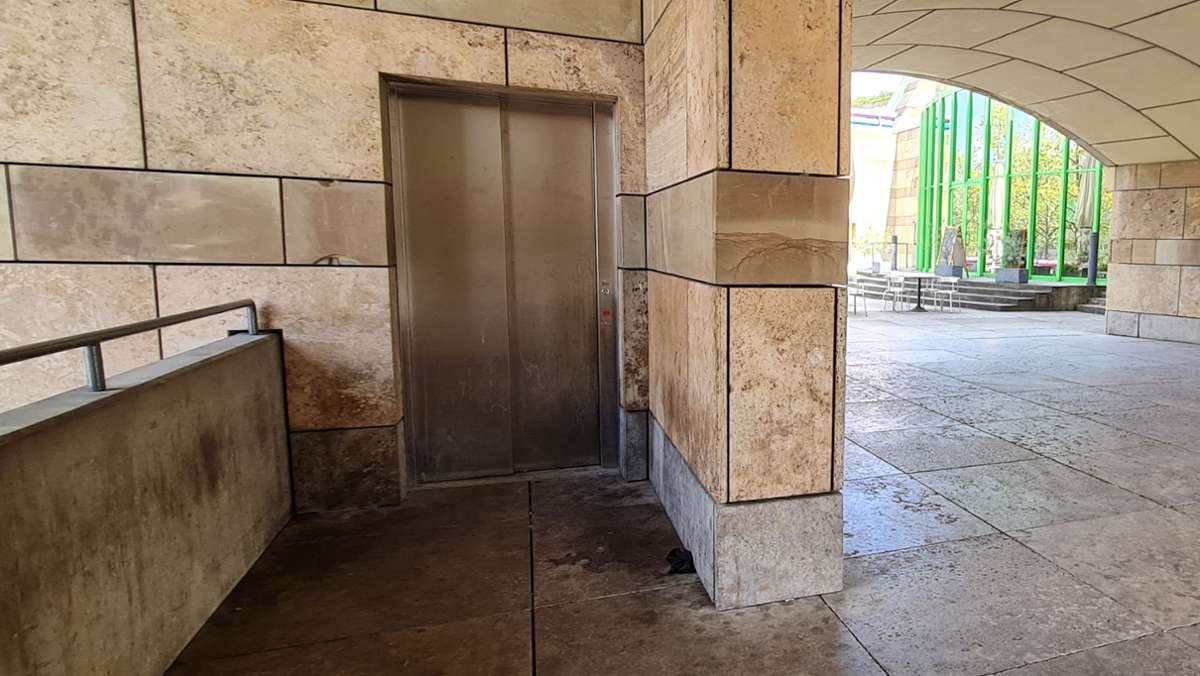 Wildpinkler ein Ärgernis: Aufzug an der Staatsgalerie wird als Toilette missbraucht