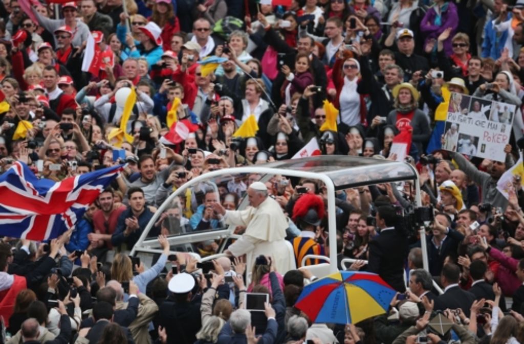 Bad in der Menge: Papst Franziskus hat in einer historisch einmaligen Zeremonie vor Hunderttausenden Menschen zwei seiner Vorgänger heiliggesprochen.
