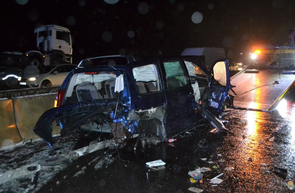 Auf der Autobahn 8 gab es nach einem Unfall mit mehreren Fahrzeugen am frühen Morgen 16 Kilometer Stau.