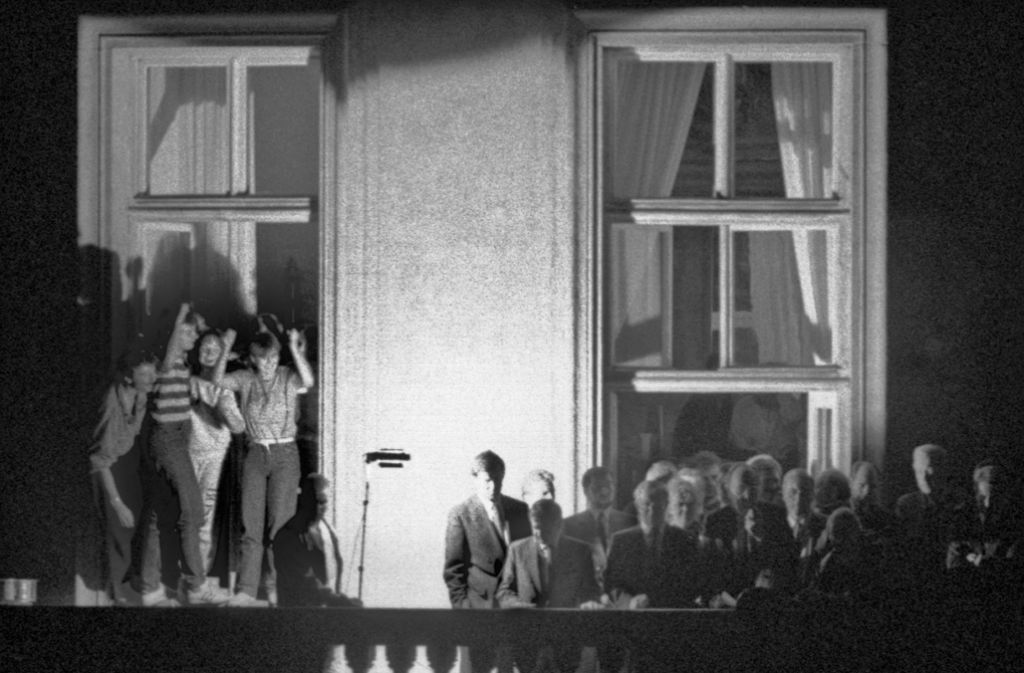 Auf dem Balkon der deutschen Botschaft in Prag hat Genscher am 30. September 1989 den dorthin geflohenen DDR-Bürgern die Ausreisemöglichkeit in die Bundesrepublik verkündet.