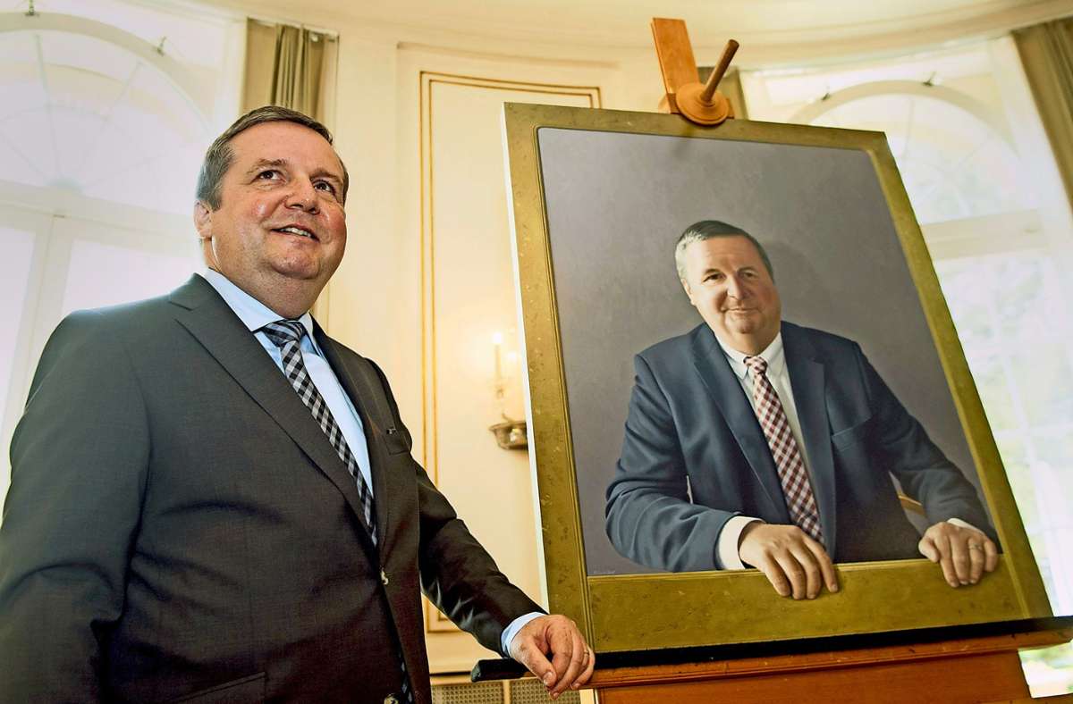 Stefan Mappus im Jahr 2018 mit seinem  Porträt für die so genannte Ahnengalerie im Staatsministerium. Foto: dpa/Marijan Murat