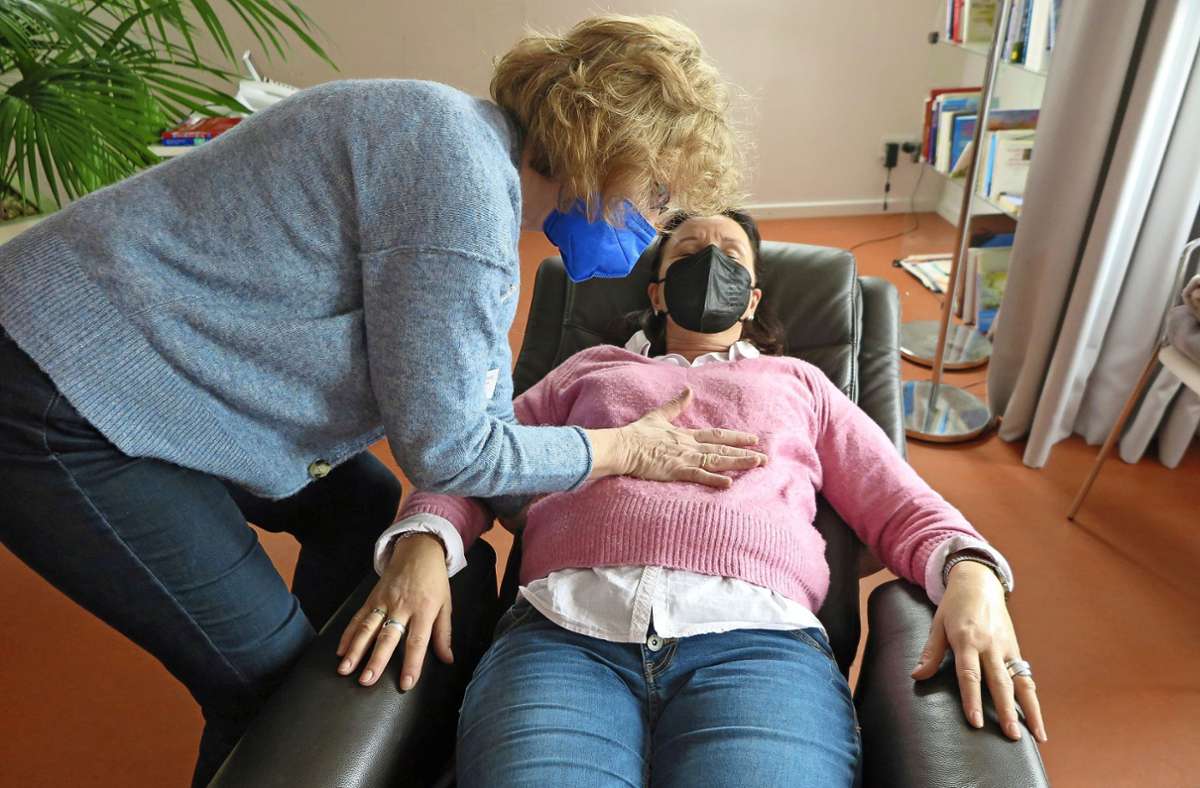 Jutta Grywatz (links) demonstriert an Hospiz-Mitarbeiterin Claudia Heidecker, wie Atemtherapie funktioniert. Foto:  