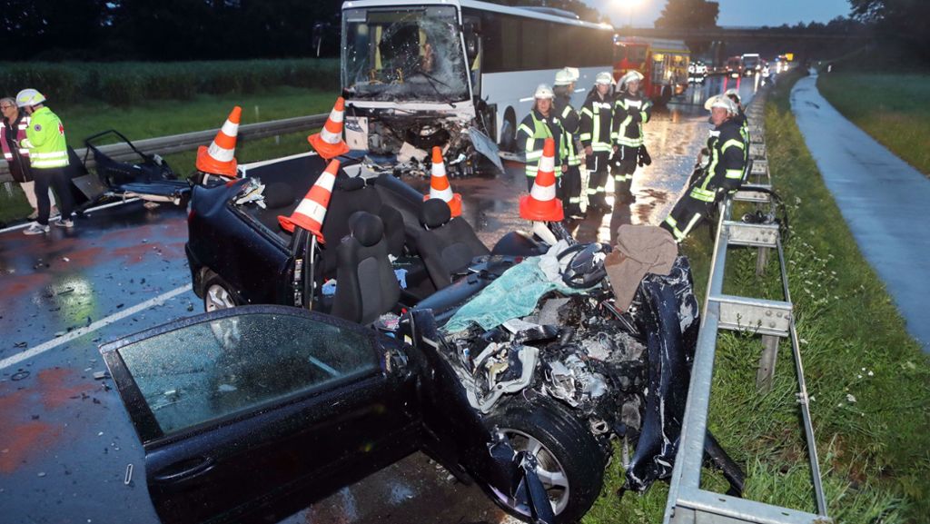 Schemmerhofen: 18-jährige Autofahrerin stirbt bei Unfall mit Reisebus