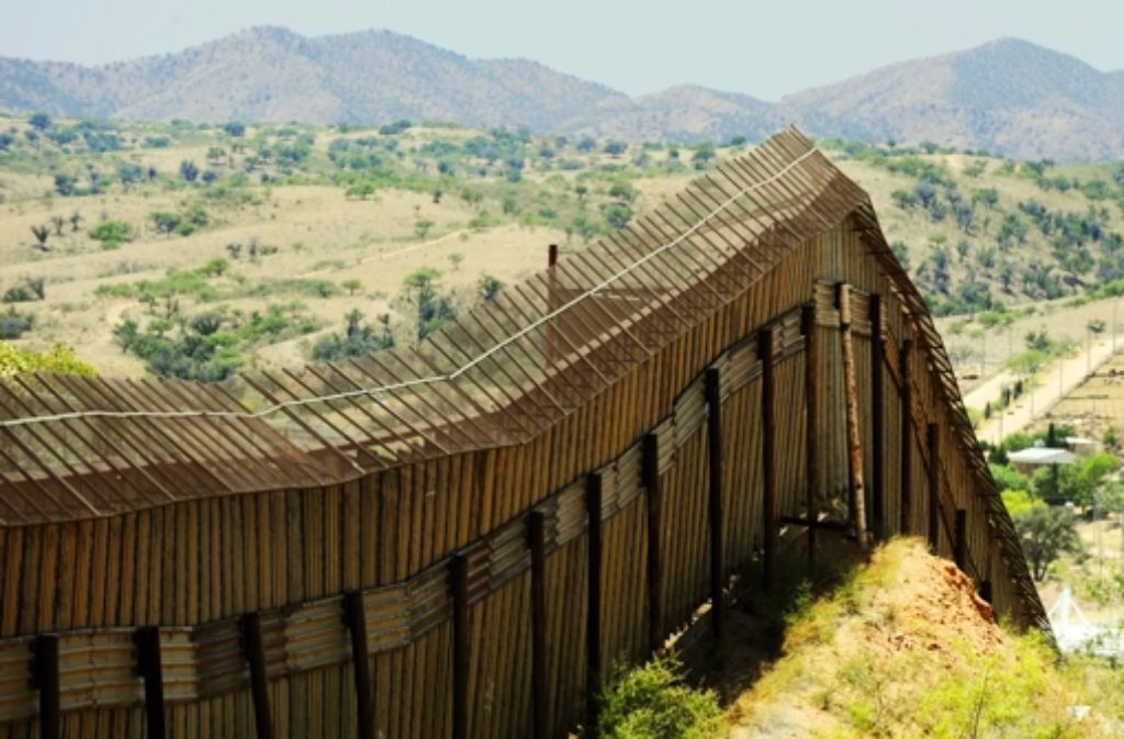 Mit viel Aufwand versuchen die USA, ihre Grenze zu Mexiko dicht zu halten. Illegale Einwanderer hält das seit vergangenem Herbst aus ihren mittelamerikanischen Heimatländern über den Rio Grande in die USA geflohen. Der Zaun entlang der Südgrenze zu Mexiko ist mittlerweile fast 700 Meilen lang.
