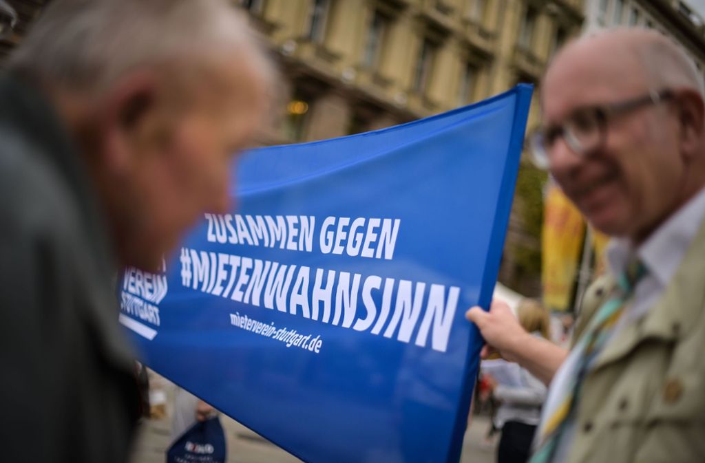 Mitglieder des DMB-Mieterverein Stuttgart und Umgebung e.V bei der Protestaktion am Freitagnachmittag.