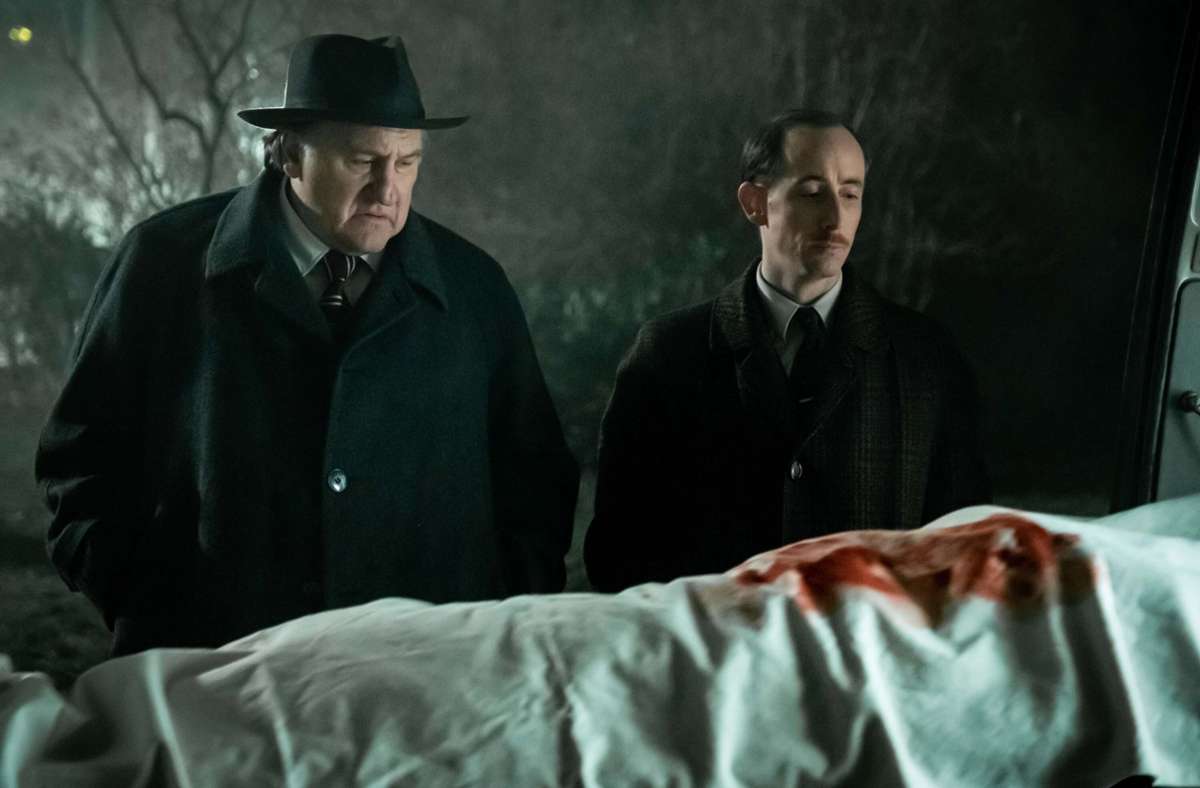 Ein schreckliches Verbrechen: Maigret (Gérard Depardieu) und Lapointe (Bertrand Poncet) grübeln über der Leiche einer jungen Frau.