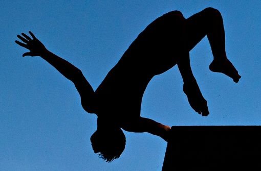 Bei einem Kopfsprung in ein leeres Schwimmbecken hat ein betrunkener 26-Jähriger in Hofstetten schwere Verletzungen erlitten. (Symbolfoto) Foto: dpa