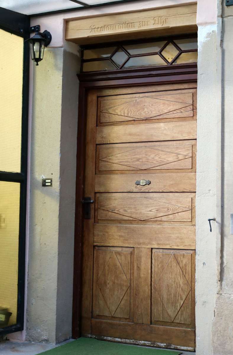 Die alte Holztür mit der Inschrift „Restauration zur Uhr“
